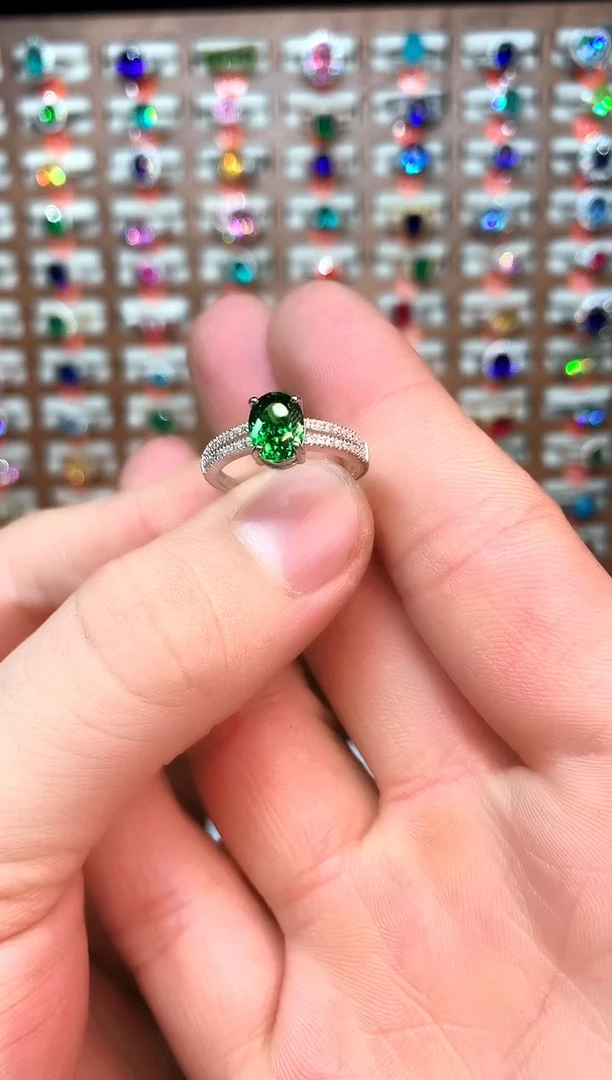 银S925镶嵌戒指石榴石（沙弗莱）......