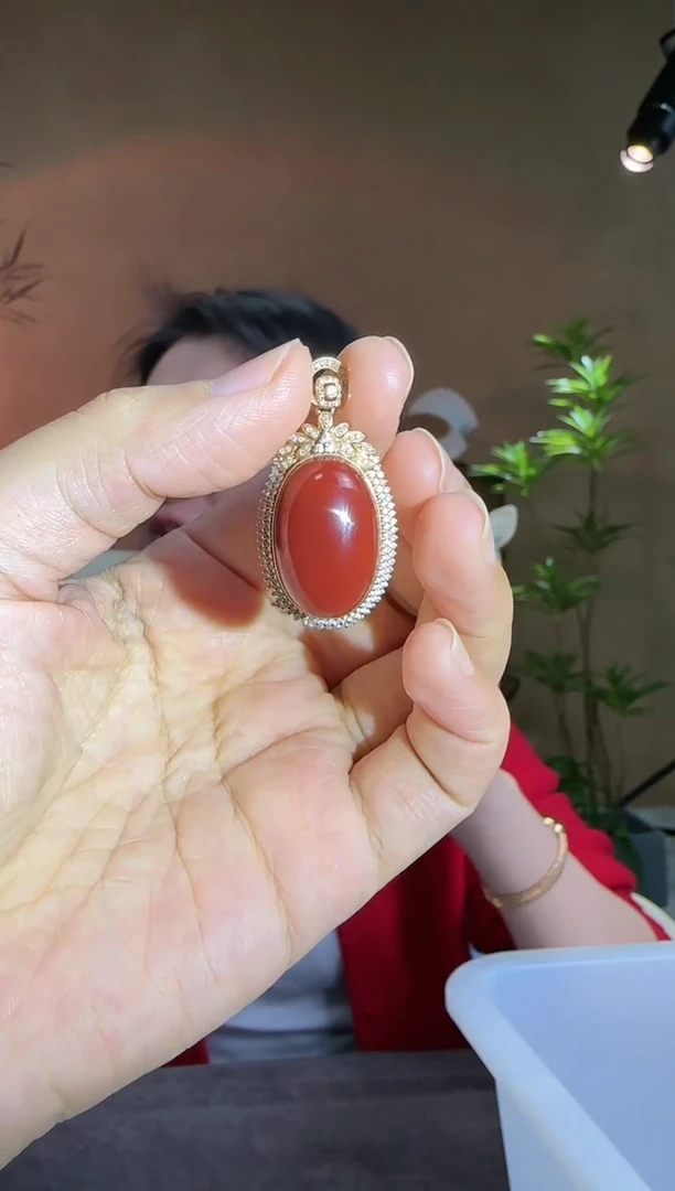 【闪购商品】南红玛瑙吊坠18K金镶嵌18k金镶嵌南红蛋面吊坠