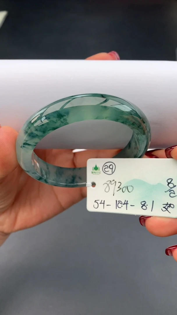 【闪购商品】翡翠手镯未镶嵌 #情人节#送礼，下单联系客服核对地址~