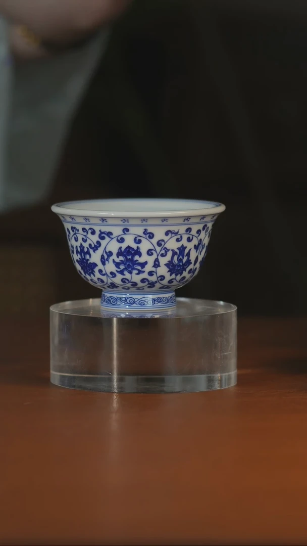 青花缠枝莲压手杯