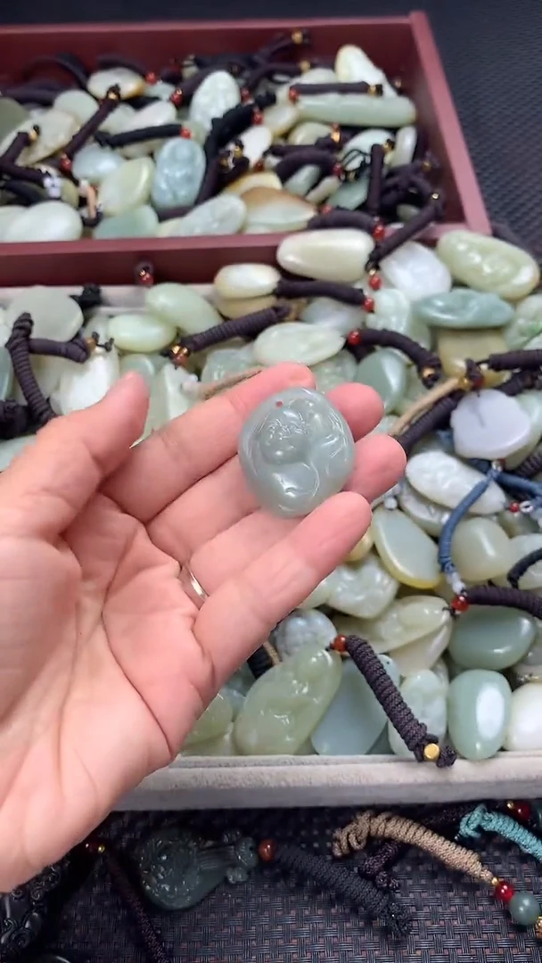 颈饰未镶嵌和田玉（多样性发一件）没有证书有瑕