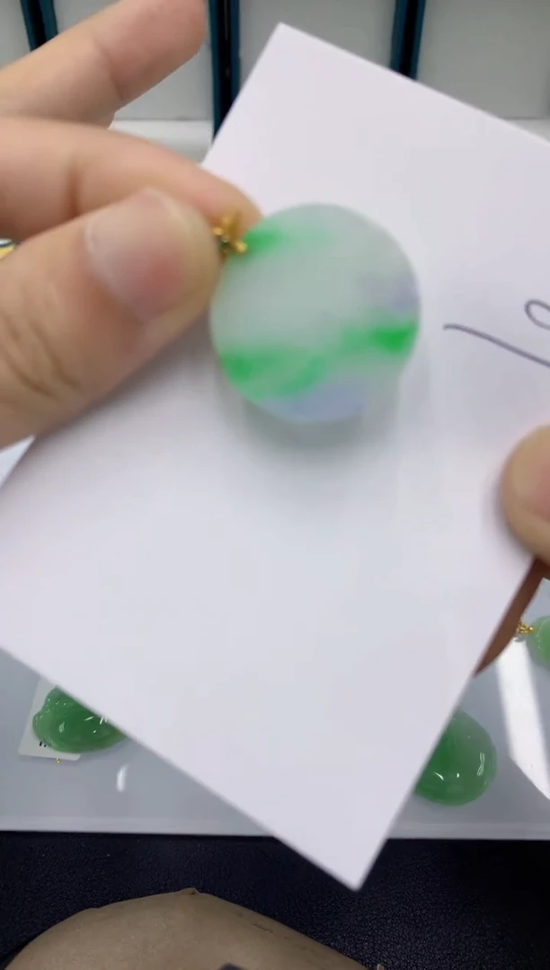 颈饰18K金镶嵌翡翠天****钟翡翠