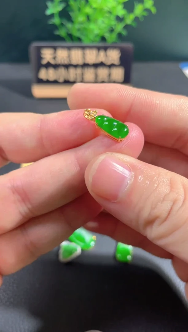 【闪购商品】翡翠颈饰18K金镶嵌翡翠