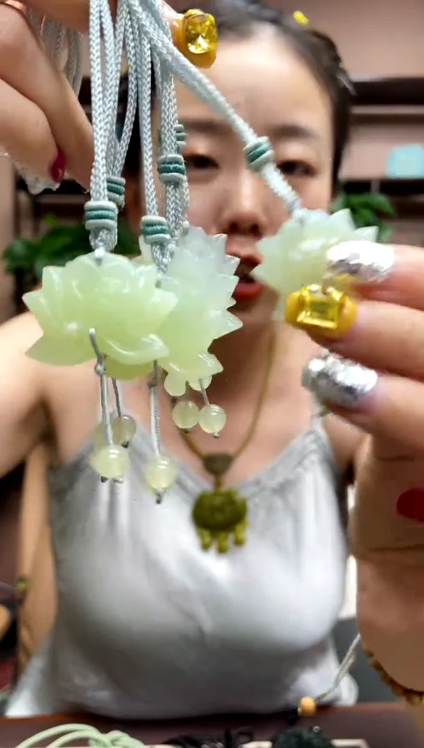 岫玉未镶嵌颈饰多样性发货发其中之一