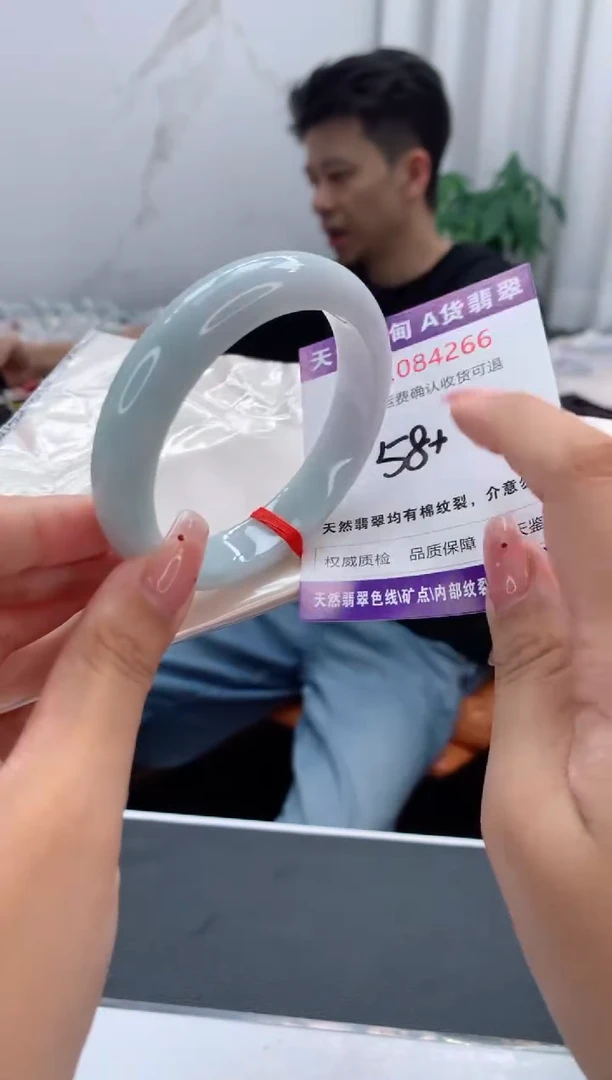 未镶嵌手镯翡翠有纹，完美者勿拍