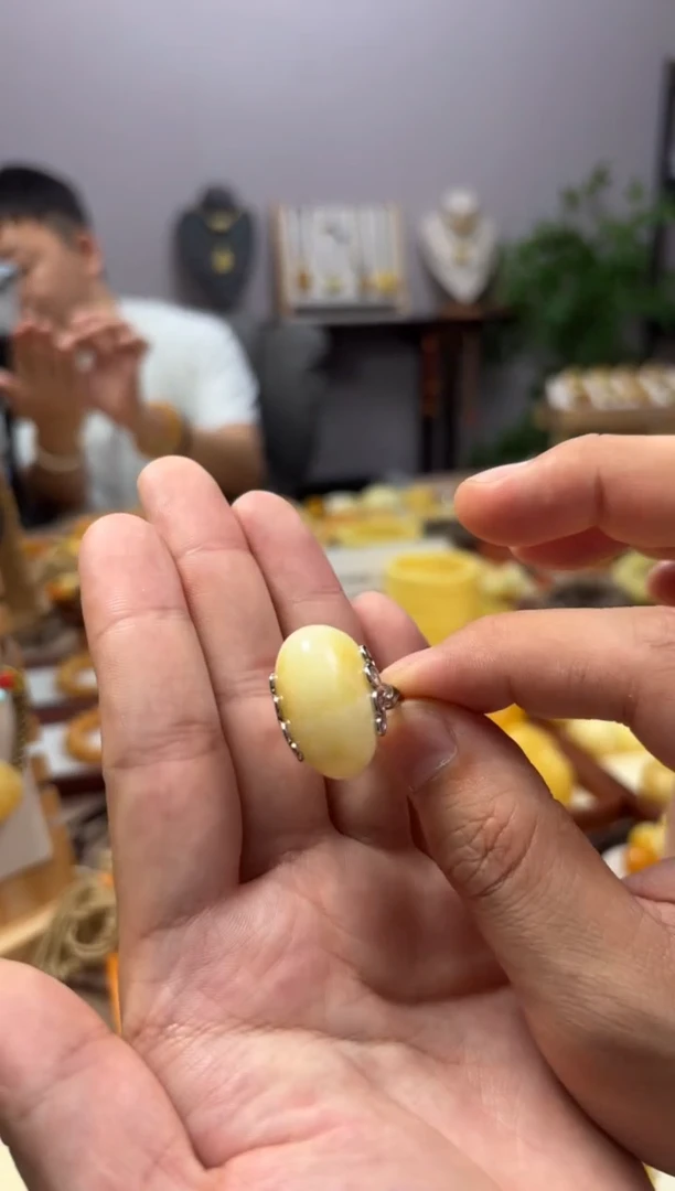 【闪购商品】蜜蜡裸石未镶嵌戒指