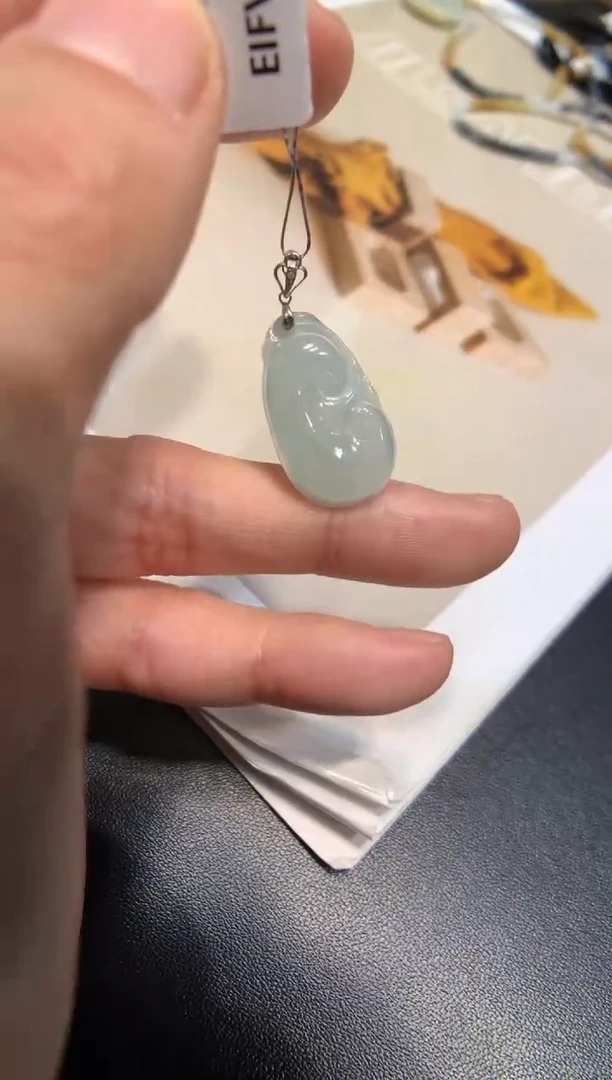 颈饰18K金镶嵌翡翠如意