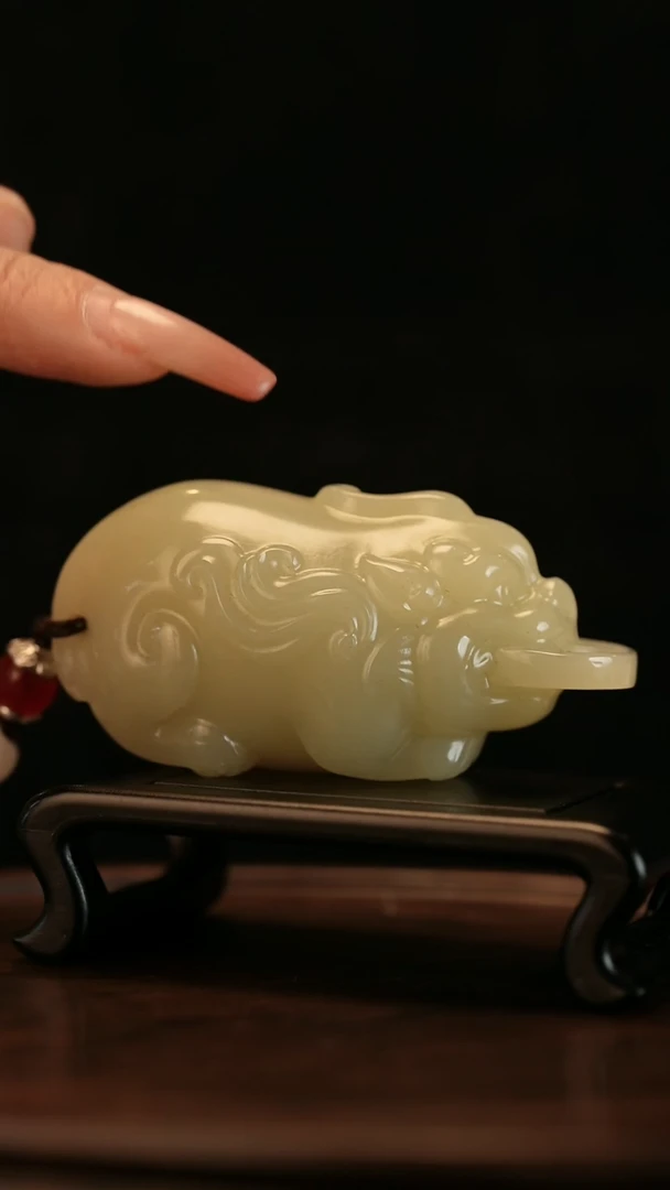 云南石竹叶青雕刻：口衔金币貔貅