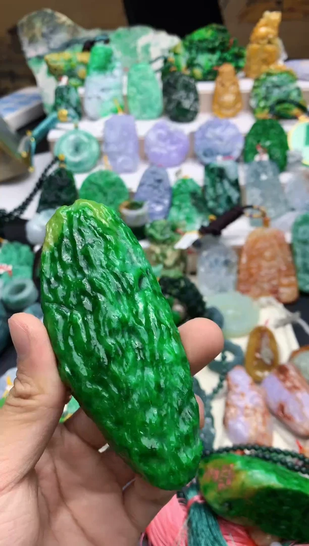 颈饰未镶嵌翡翠心**间天然A货翡翠