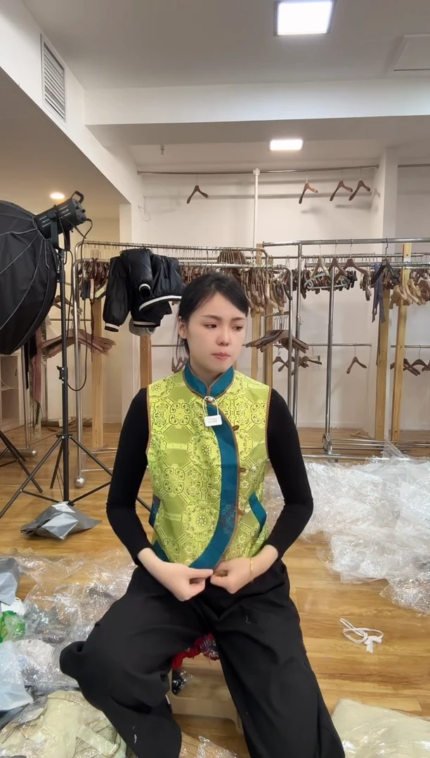 马甲  110斤以里  缺扣子