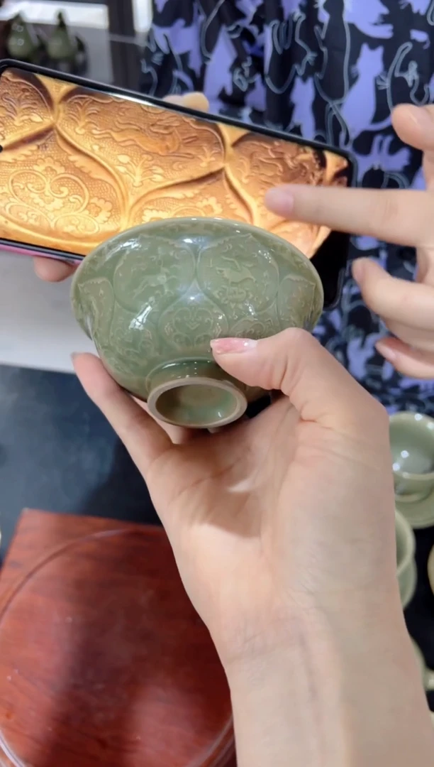 微瑕耀州窑鸳鸯莲瓣单碗