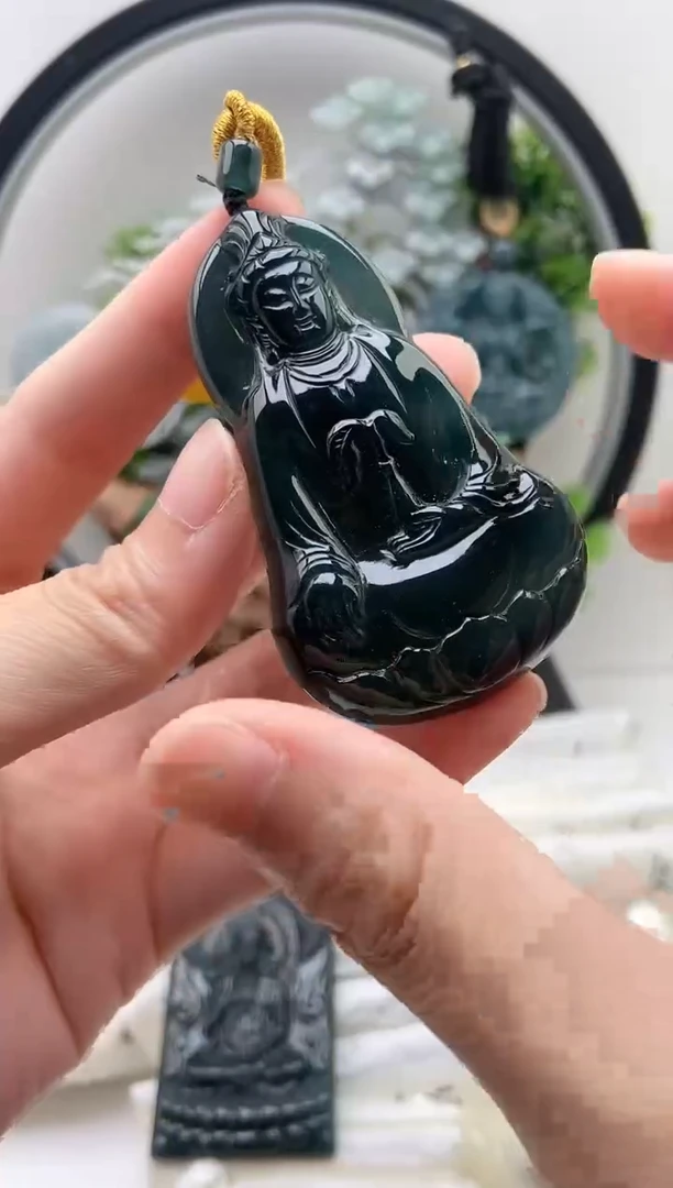 翡翠未镶嵌颈饰素衣观音