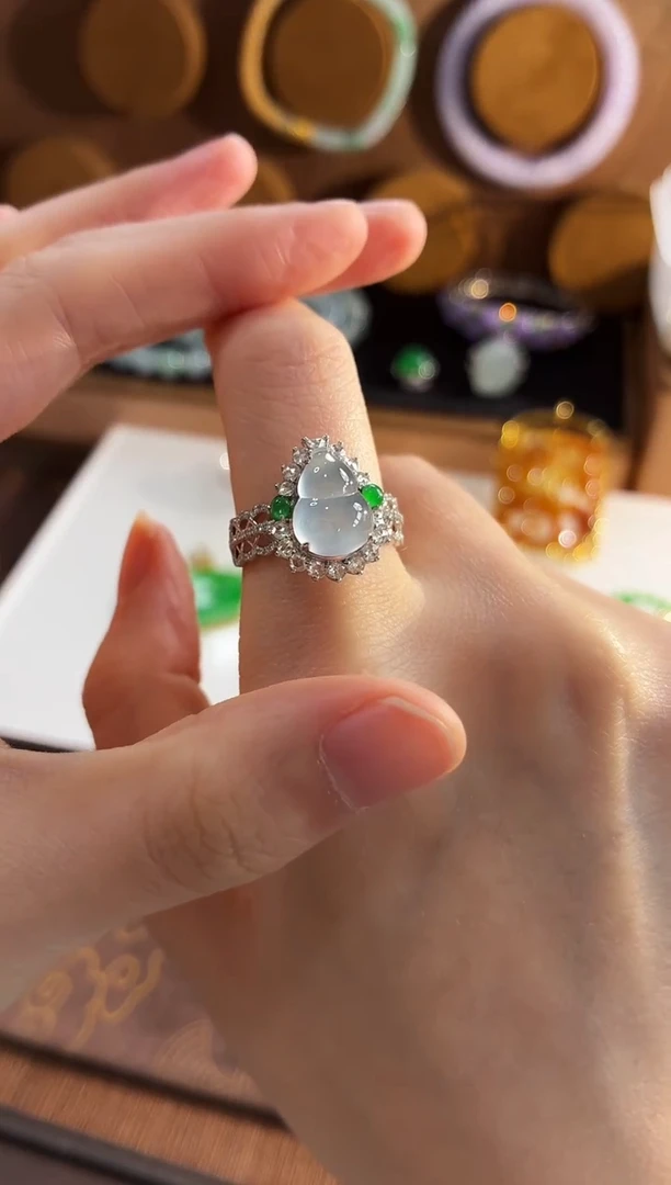 18K金镶嵌戒指翡翠手饰