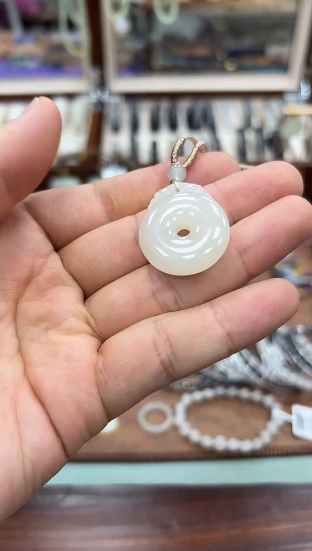 颈饰未镶嵌和田玉平安扣