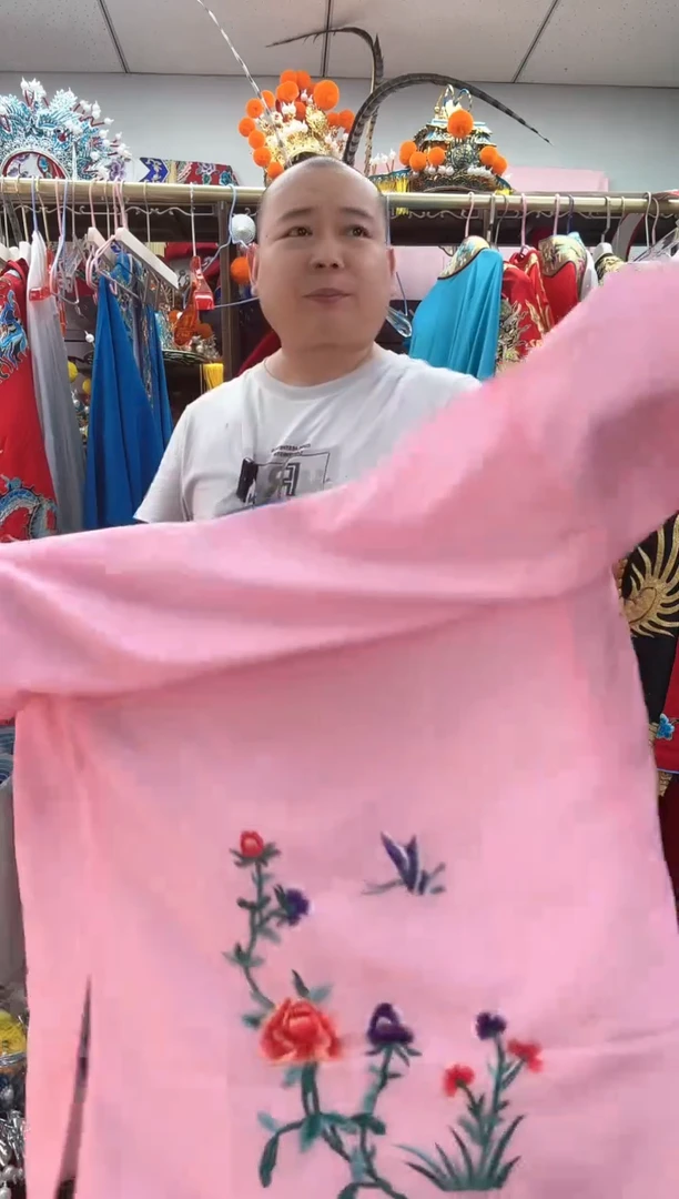 戏曲花旦女披粉色