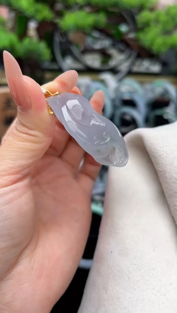 颈饰18K金镶嵌翡翠吊坠