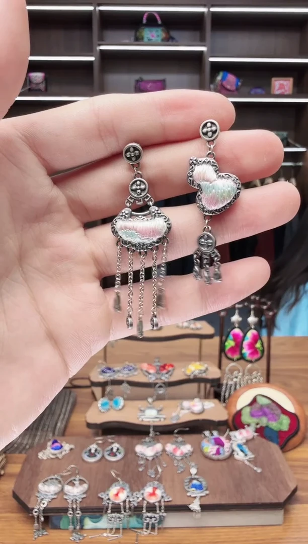 织绣47蒙阿苏苗绣传承店