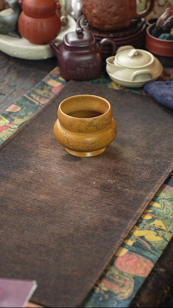 黄金段刻绘鱼紫砂葫芦杯