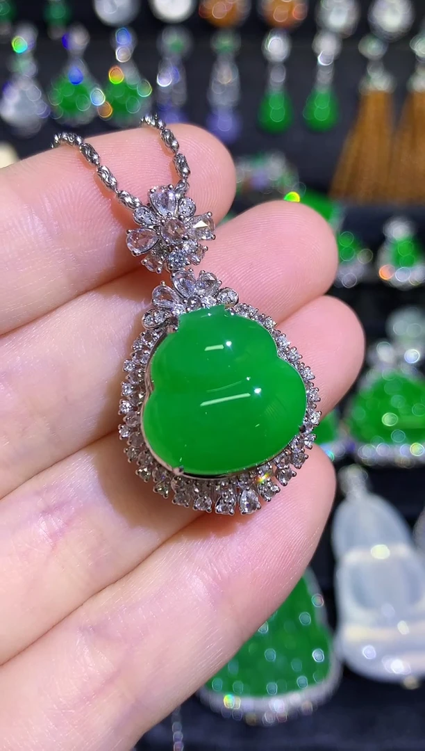 翡翠18K金镶嵌颈饰高冰满绿胖葫芦