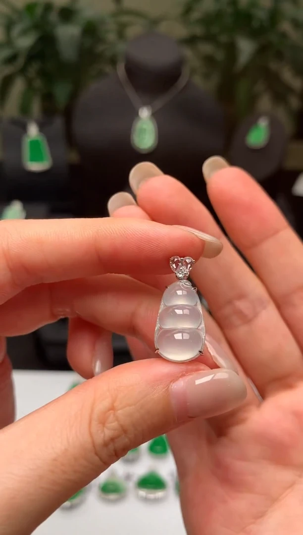 翡翠18K金镶嵌吊坠(不含链)福豆