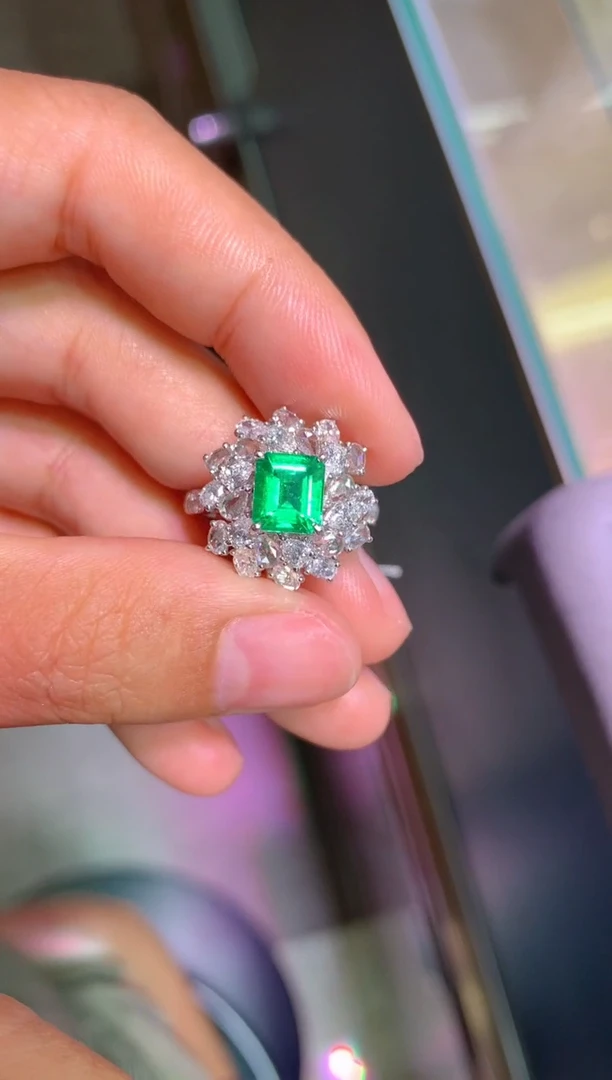 18K金镶嵌戒指祖母绿1.02ct 哥伦比亚沃顿绿