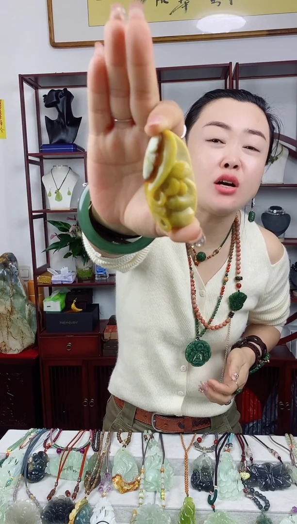 未镶嵌岫玉颈饰1