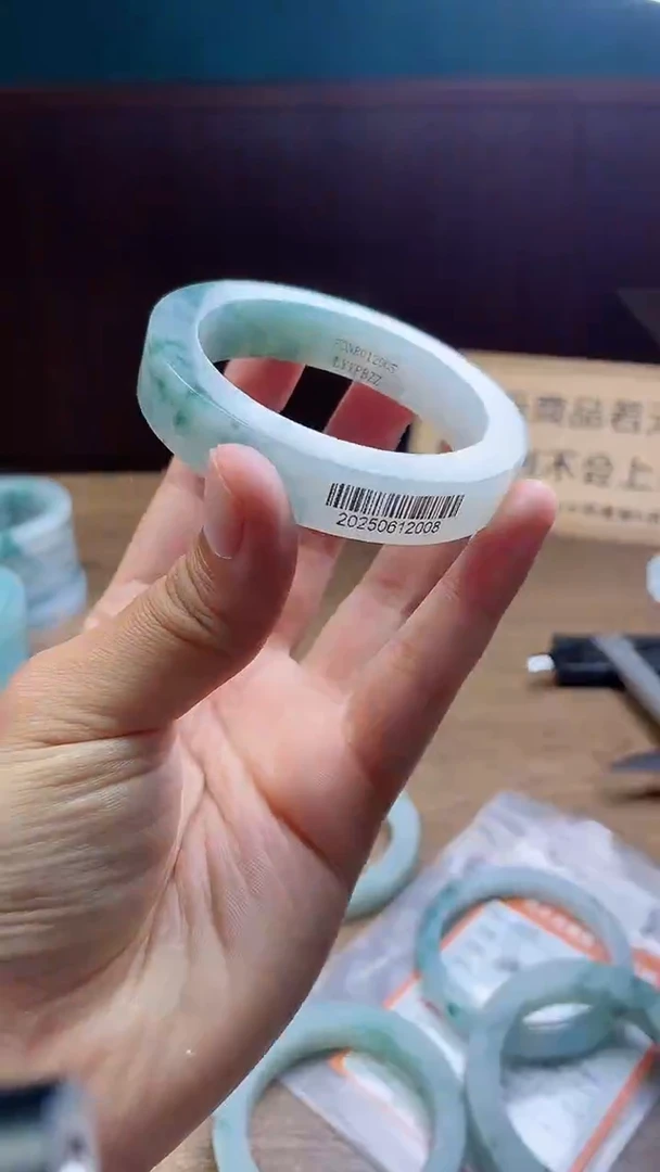 定制翡翠手镯未镶嵌陈*?定制