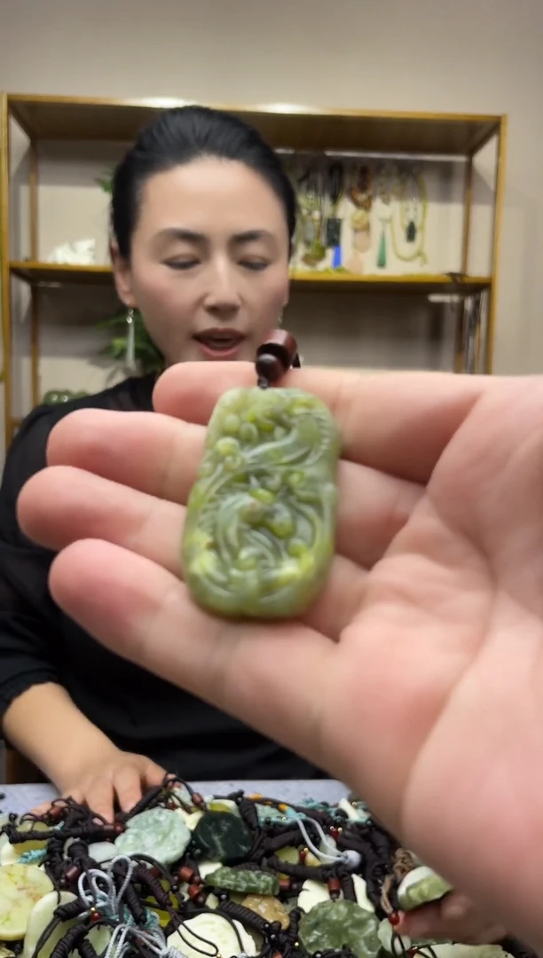 未镶嵌岫玉吊坠`