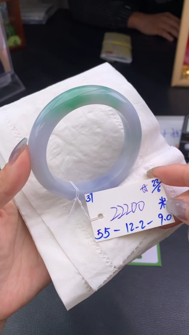 翡翠手镯未镶嵌玉手镯