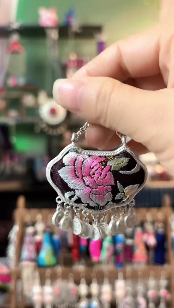 彩云南阁非遗老绣饰品722*