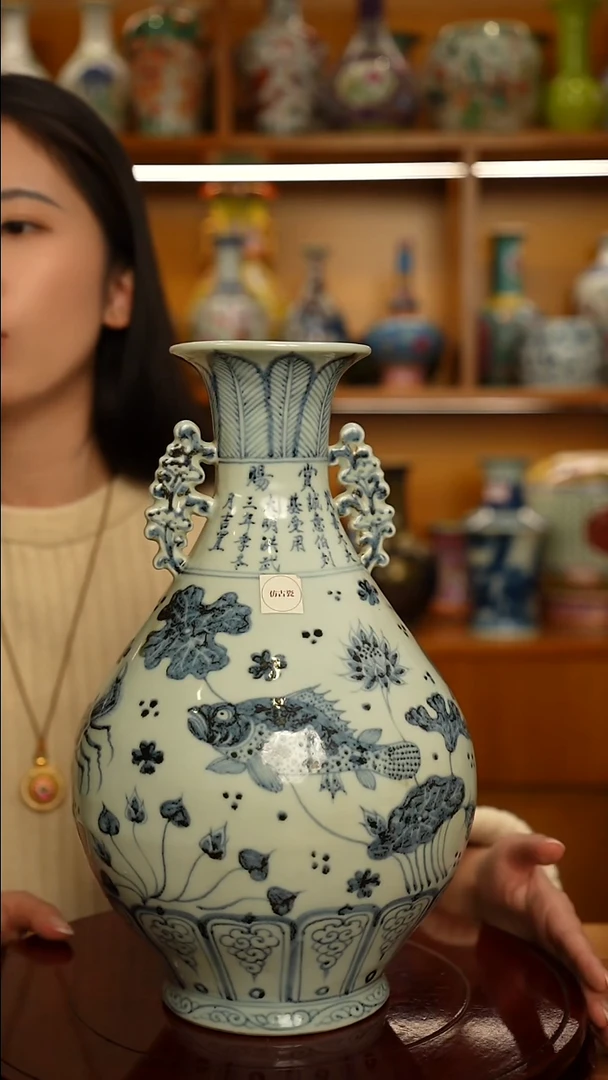 仿清瓷青花鱼藻纹赏瓶一只