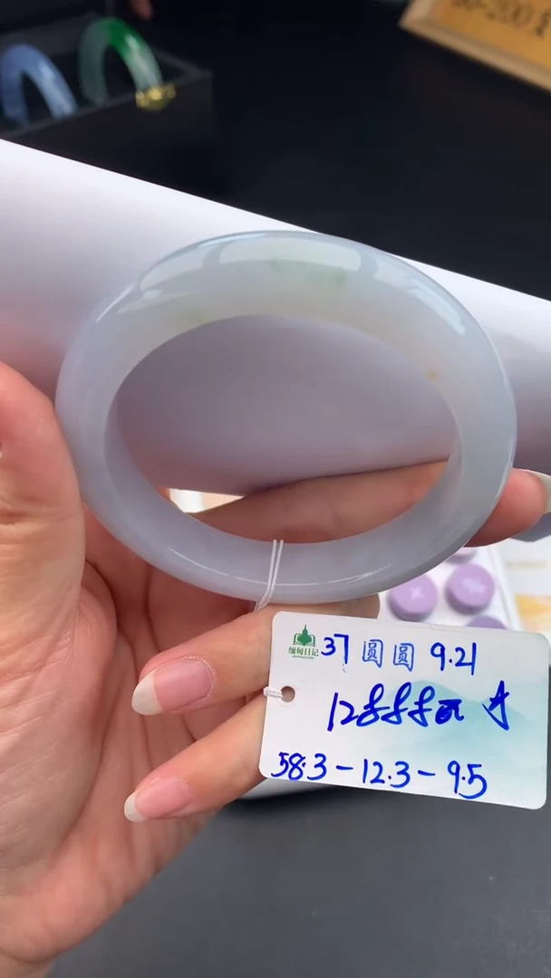 未镶嵌手镯翡翠自带#送人#，联系客服核对地址~
