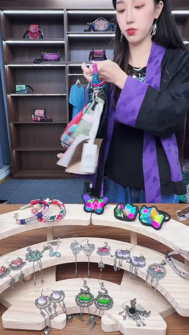 织绣A129蒙阿苏苗绣传承