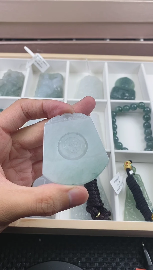 翡翠未镶嵌颈饰