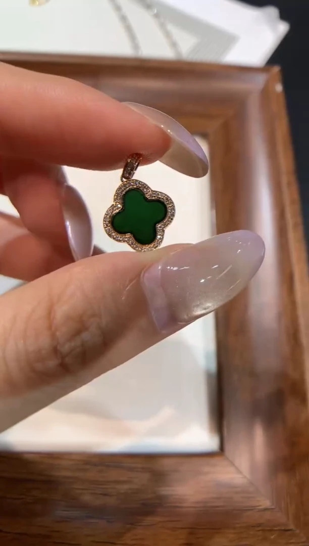 颈饰18K金镶嵌翡翠花件吊坠