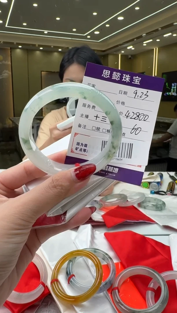 未镶嵌手镯翡翠小**妈手镯