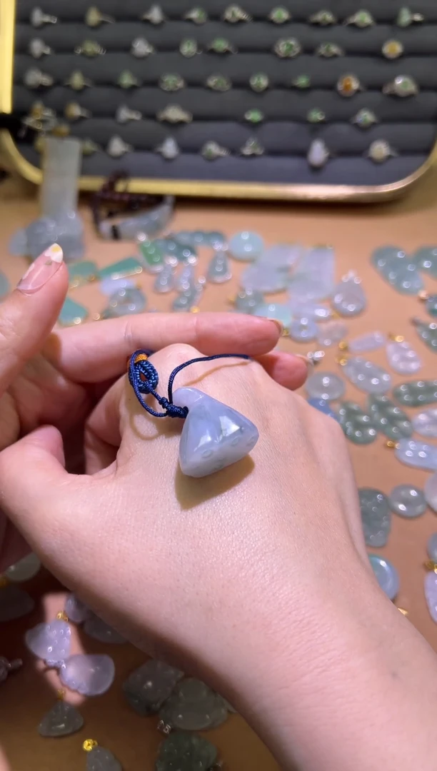 【闪购商品】翡翠颈饰未镶嵌莲蓬