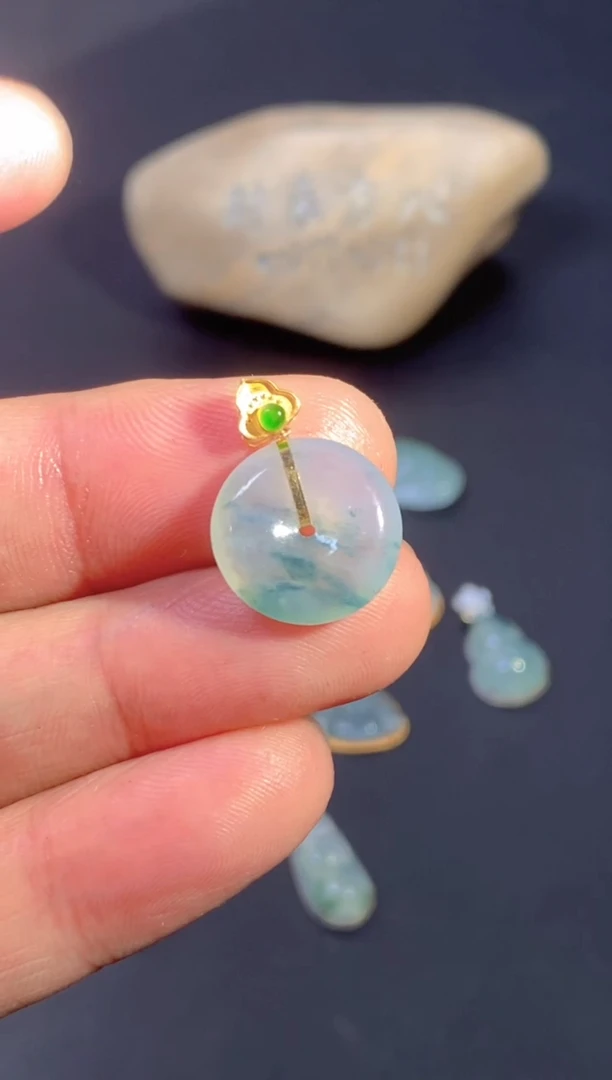 颈饰18K金镶嵌翡翠