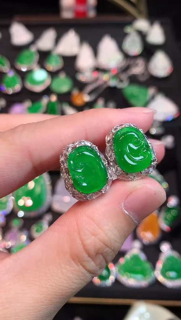 18K金镶嵌翡翠耳饰玻璃种满绿如意耳包