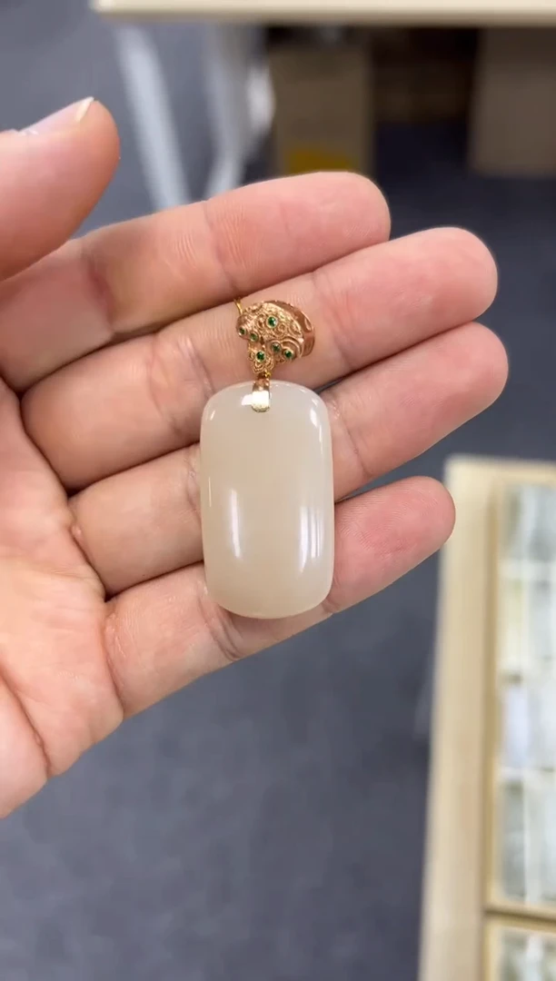 【闪购商品】和田玉吊坠18K金镶嵌无事牌野牛沟