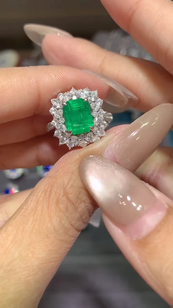 18K金镶嵌戒指祖母绿2.31ct