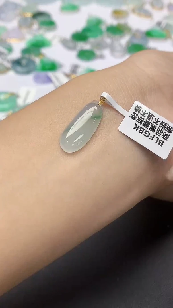 翡翠18K金镶嵌颈饰天然缅甸a货翡翠
