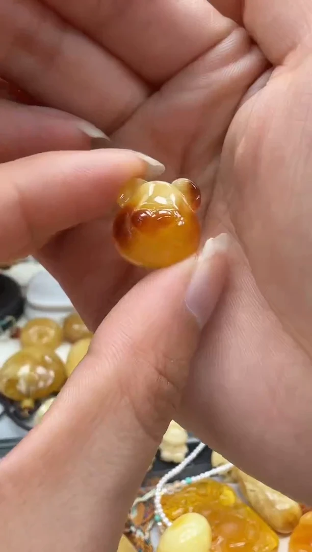 未镶嵌琥珀裸石如图