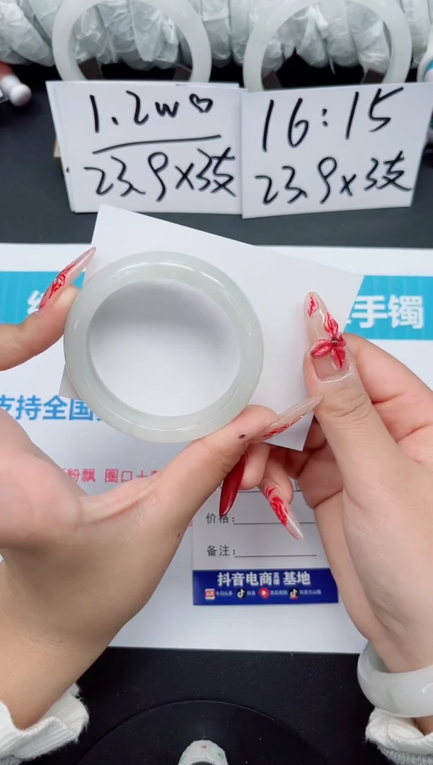 【闪购商品】石英质玉手镯未镶嵌b89