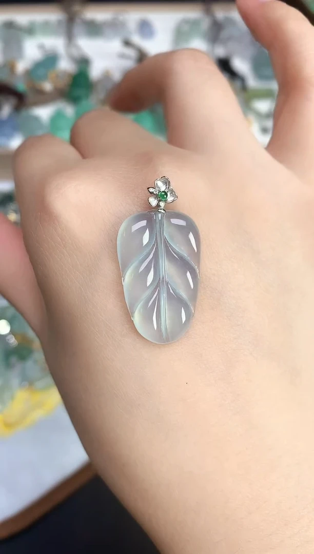 颈饰18K金镶嵌翡翠2025110701