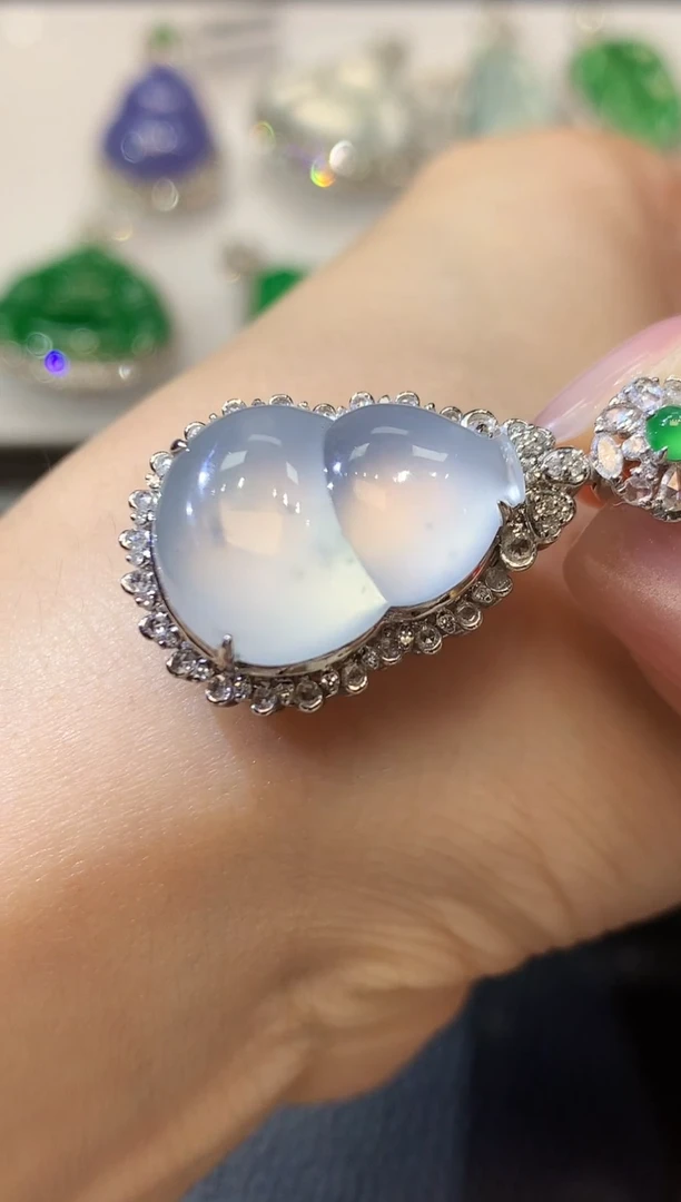 【闪购商品】翡翠吊坠(不含链)18K金镶嵌A69