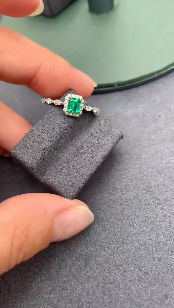 【闪购商品】祖母绿戒指18K金镶嵌30分祖母绿戒指