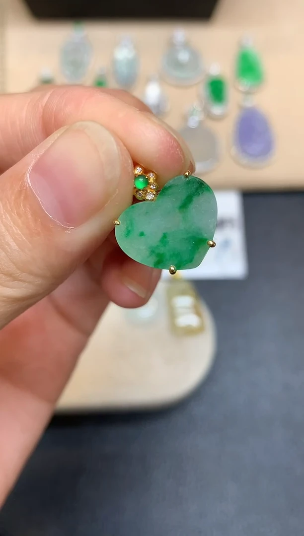 颈饰18K金镶嵌翡翠爱心【无服务费