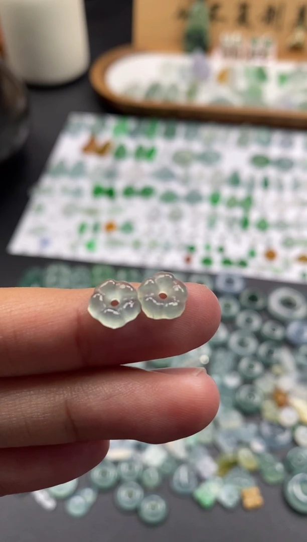 颈饰未镶嵌翡翠冰种花花一对