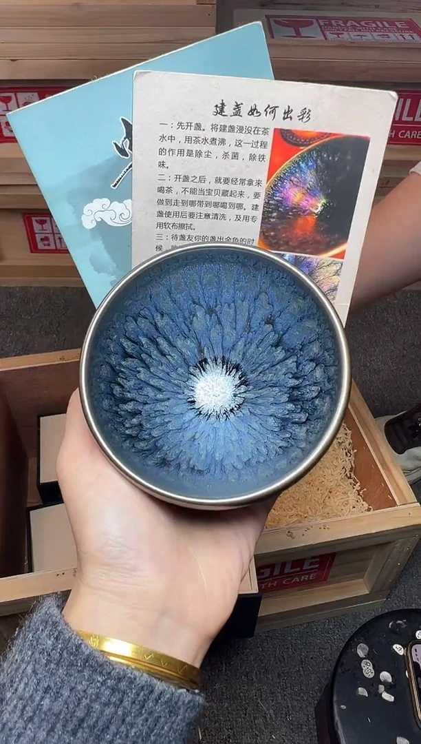 茶盏银蓝百花 盏盏皆辛苦，九九亦是钱。谁知盏中茶，杯杯绵滑甜。